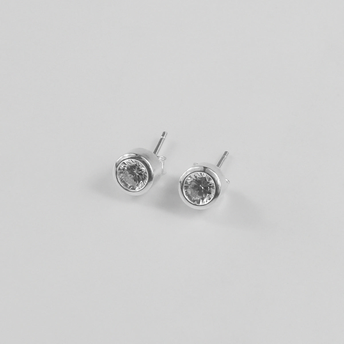 Cylinder Gem Ear Studs (White)