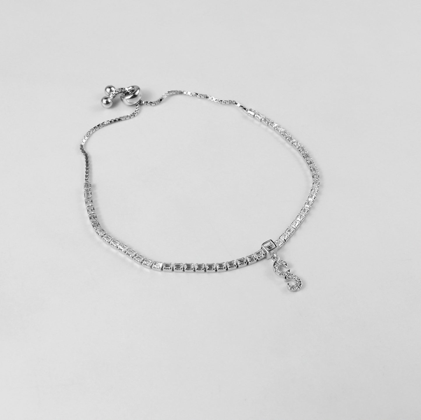 The 'Diff Lustre Line' bracelet, crafted from 925 sterling silver, featuring a sleek linear design with contrasting finishes for a striking visual effect.