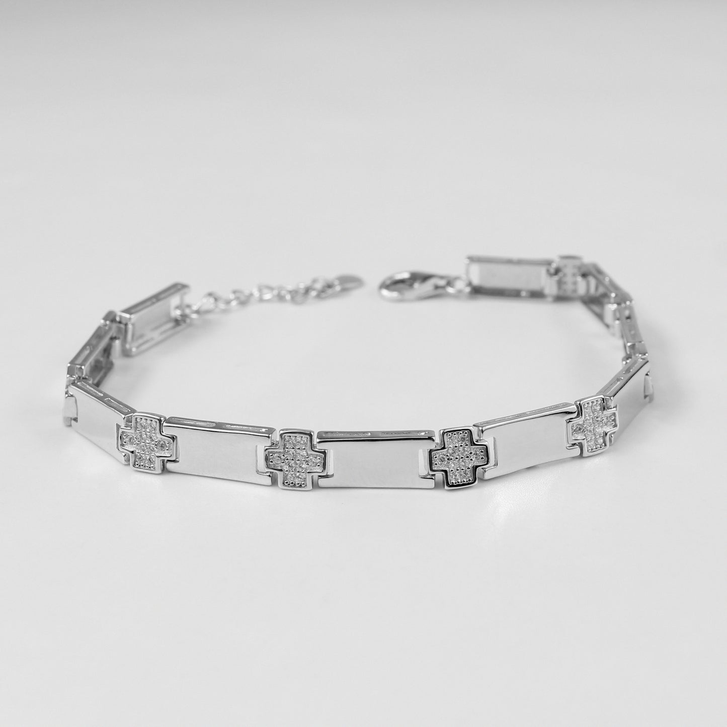 An exquisite 'Lustra Plus' bracelet, made with 925 sterling silver, combining clean lines with an upgraded shine for a luxurious look.