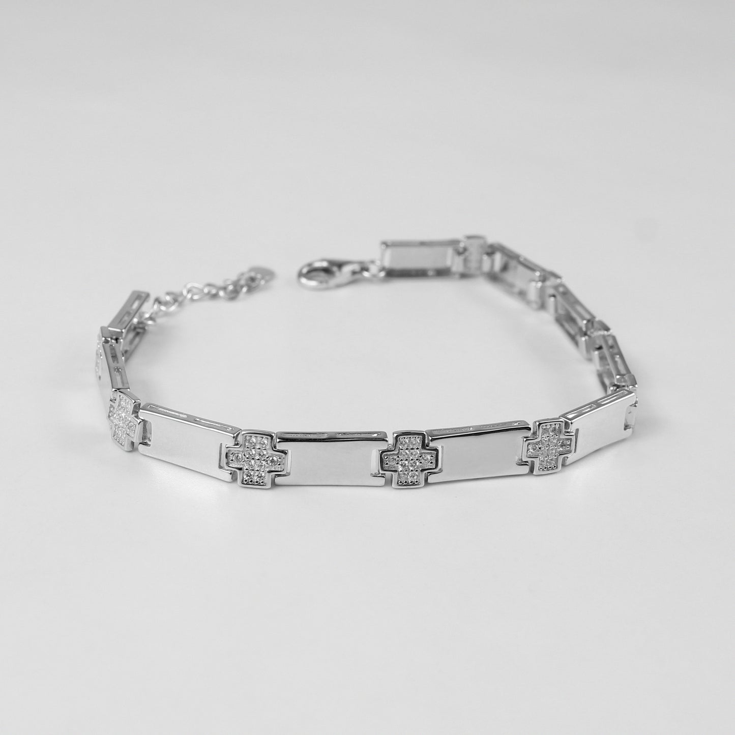 An exquisite 'Lustra Plus' bracelet, made with 925 sterling silver, combining clean lines with an upgraded shine for a luxurious look.