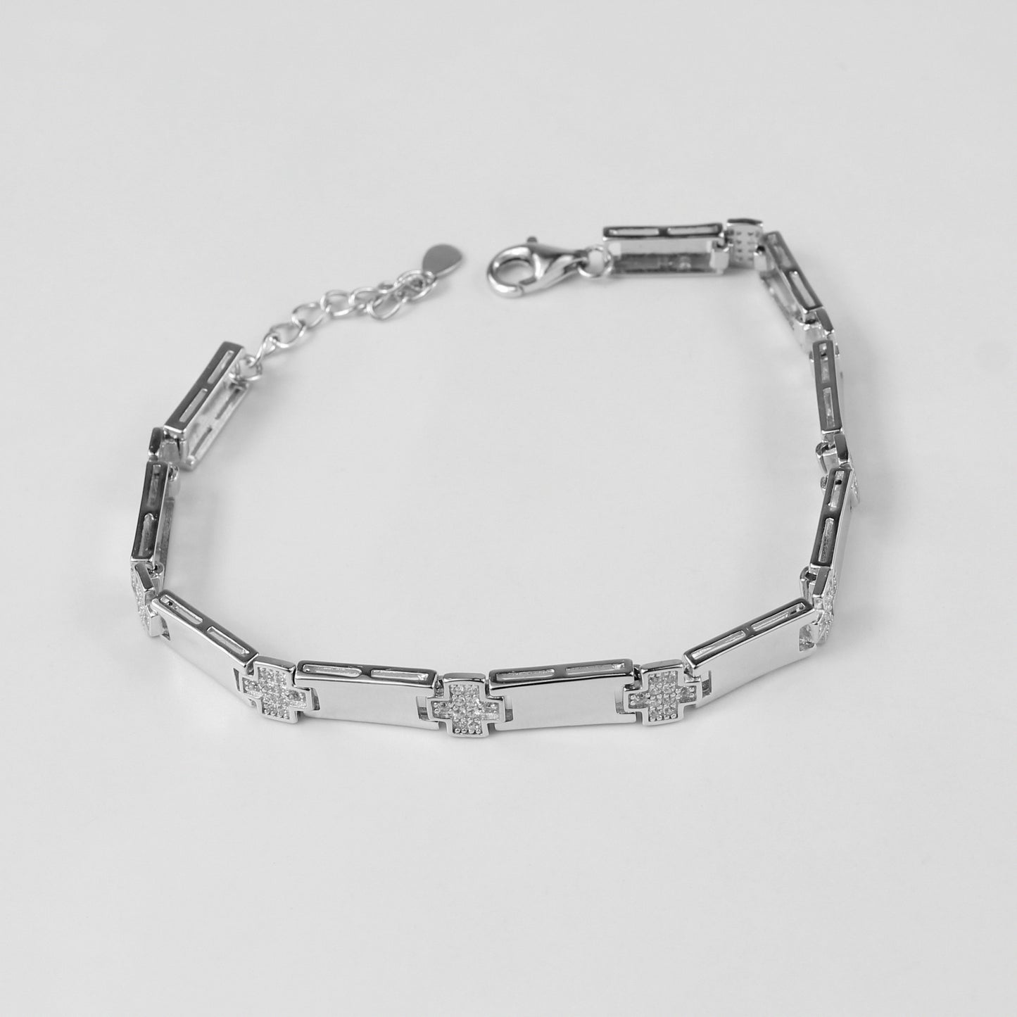 An exquisite 'Lustra Plus' bracelet, made with 925 sterling silver, combining clean lines with an upgraded shine for a luxurious look.