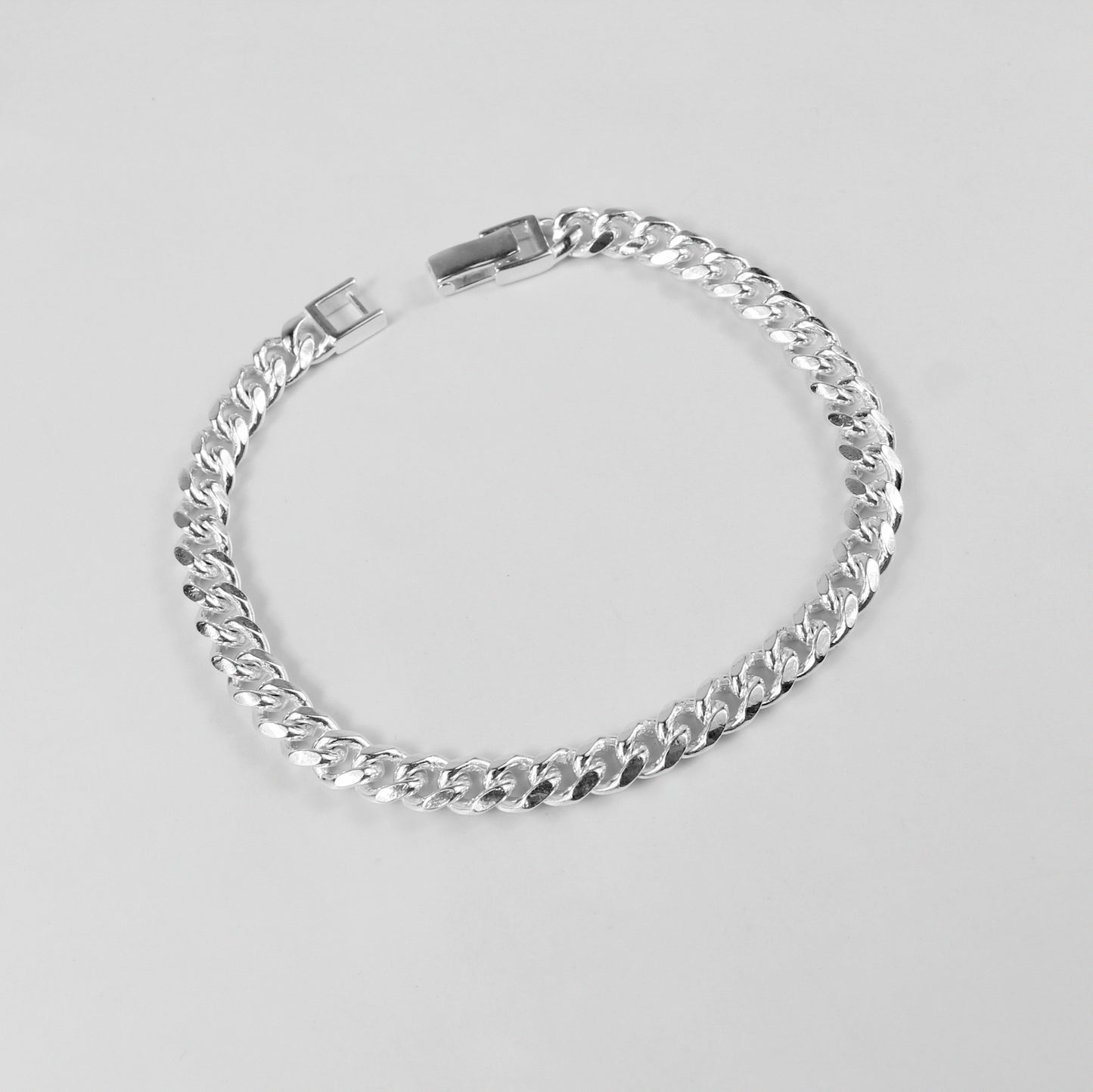 A sophisticated 'Royal Weave' bracelet, made from 925 sterling silver, blending intricate craftsmanship with a majestic woven design.
