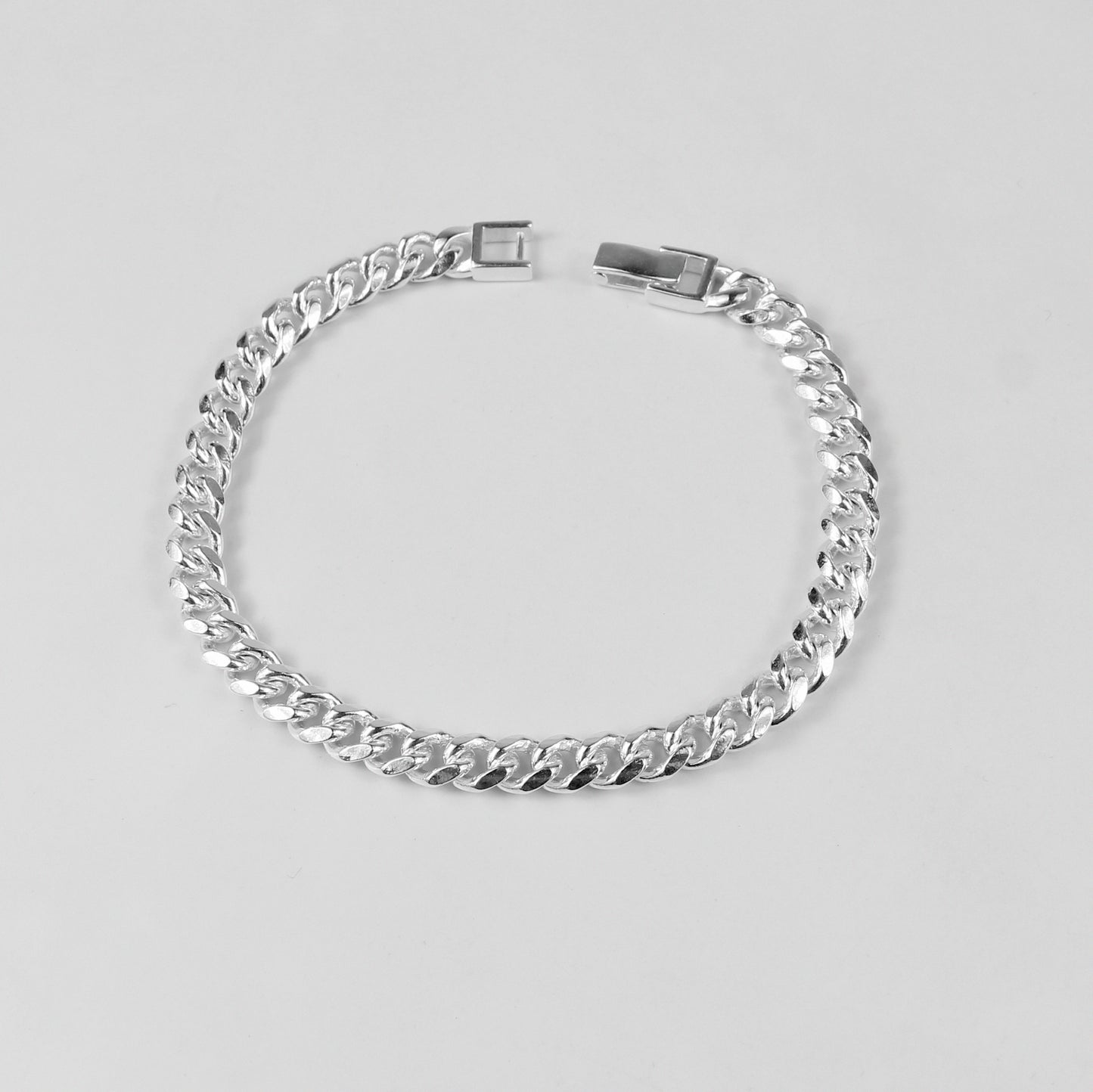 A sophisticated 'Royal Weave' bracelet, made from 925 sterling silver, blending intricate craftsmanship with a majestic woven design.