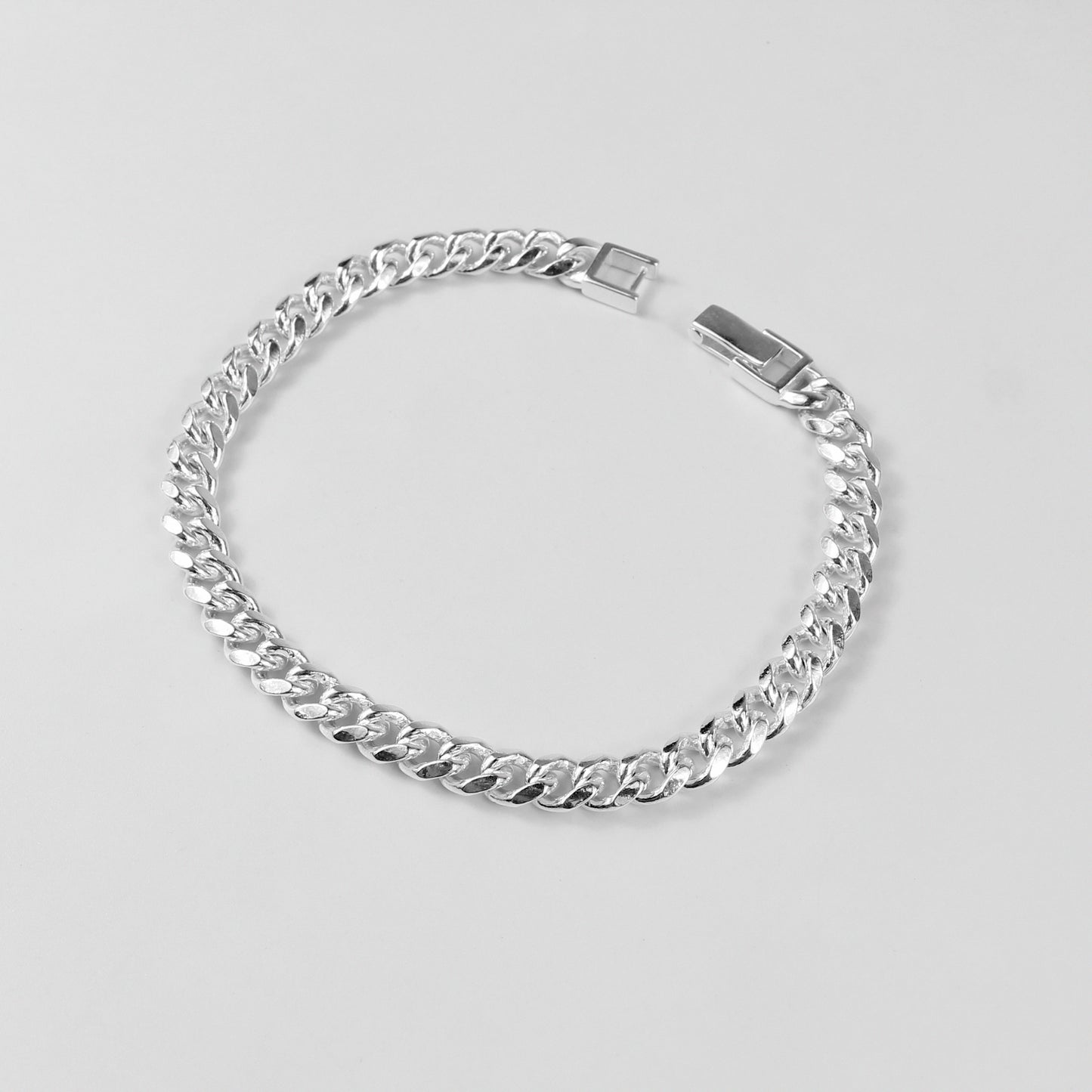A sophisticated 'Royal Weave' bracelet, made from 925 sterling silver, blending intricate craftsmanship with a majestic woven design.