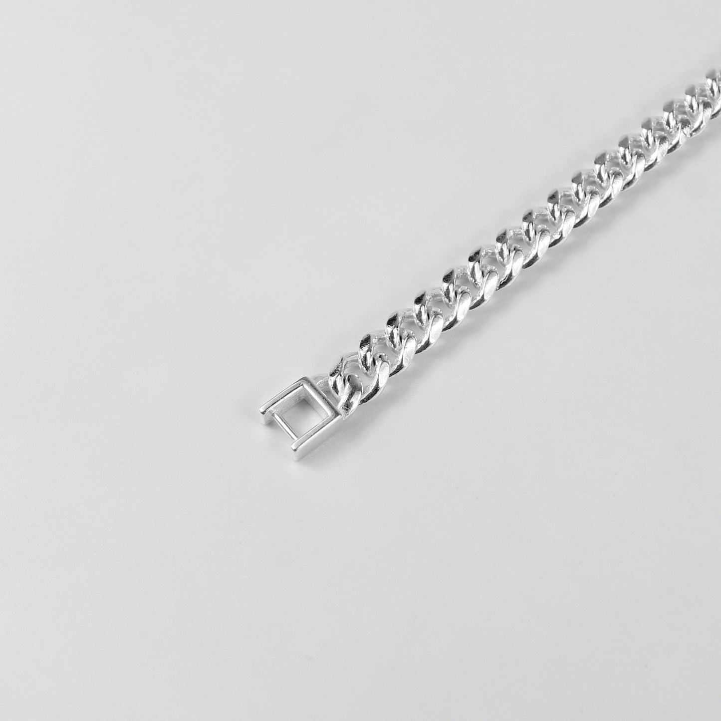 A sophisticated 'Royal Weave' bracelet, made from 925 sterling silver, blending intricate craftsmanship with a majestic woven design.