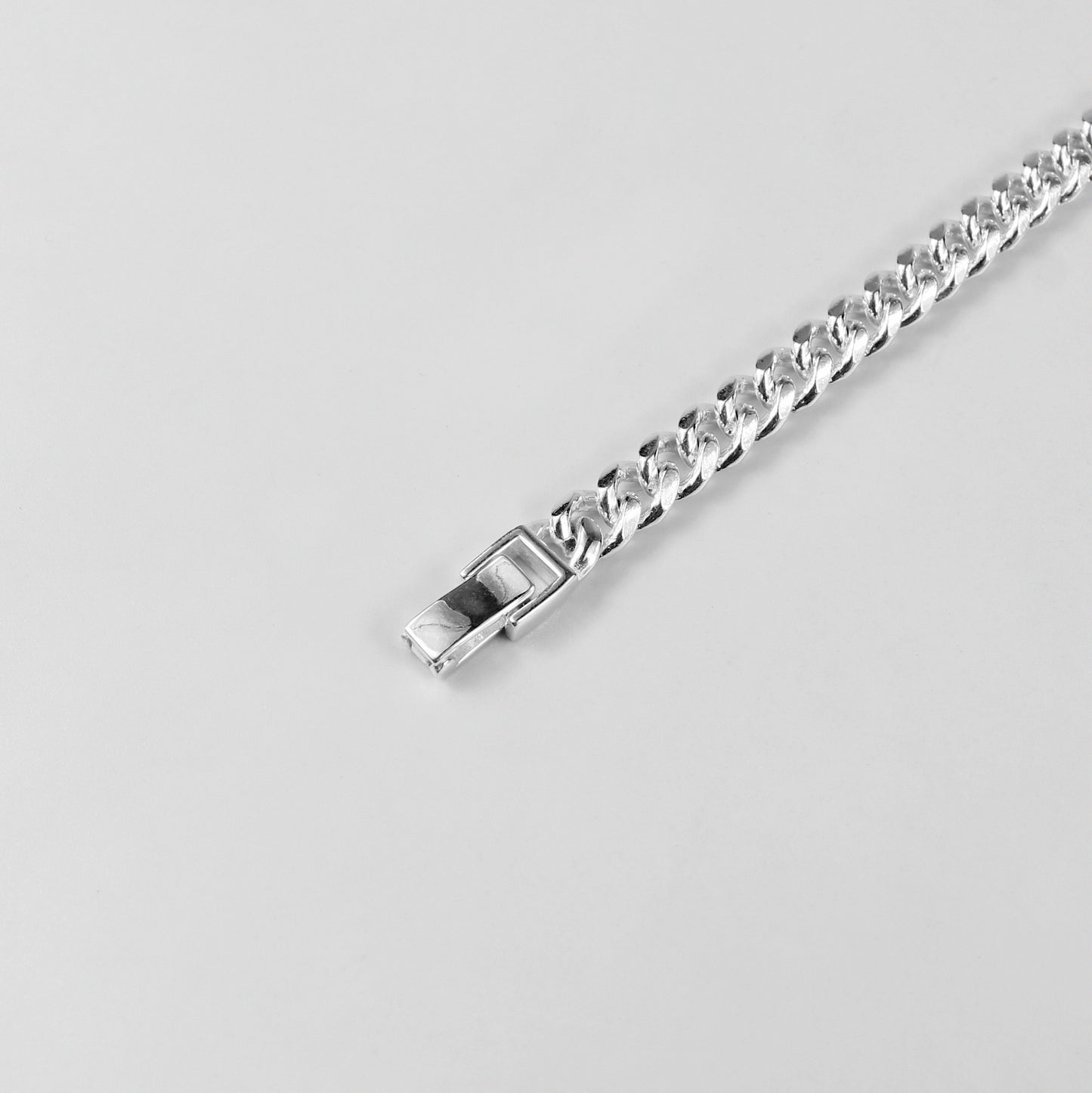 A sophisticated 'Royal Weave' bracelet, made from 925 sterling silver, blending intricate craftsmanship with a majestic woven design.