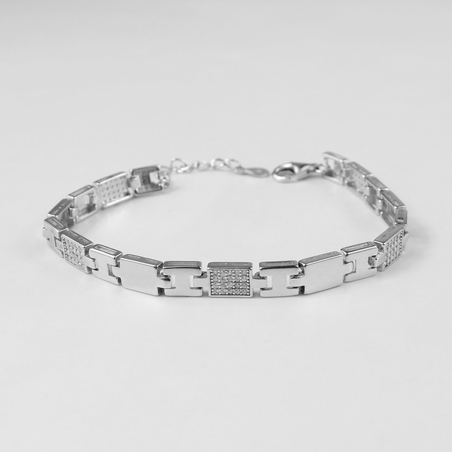 An exquisite 'Sierra Link' bracelet in 925 sterling silver, showcasing a refined interlocking motif that evokes strength and natural elegance.