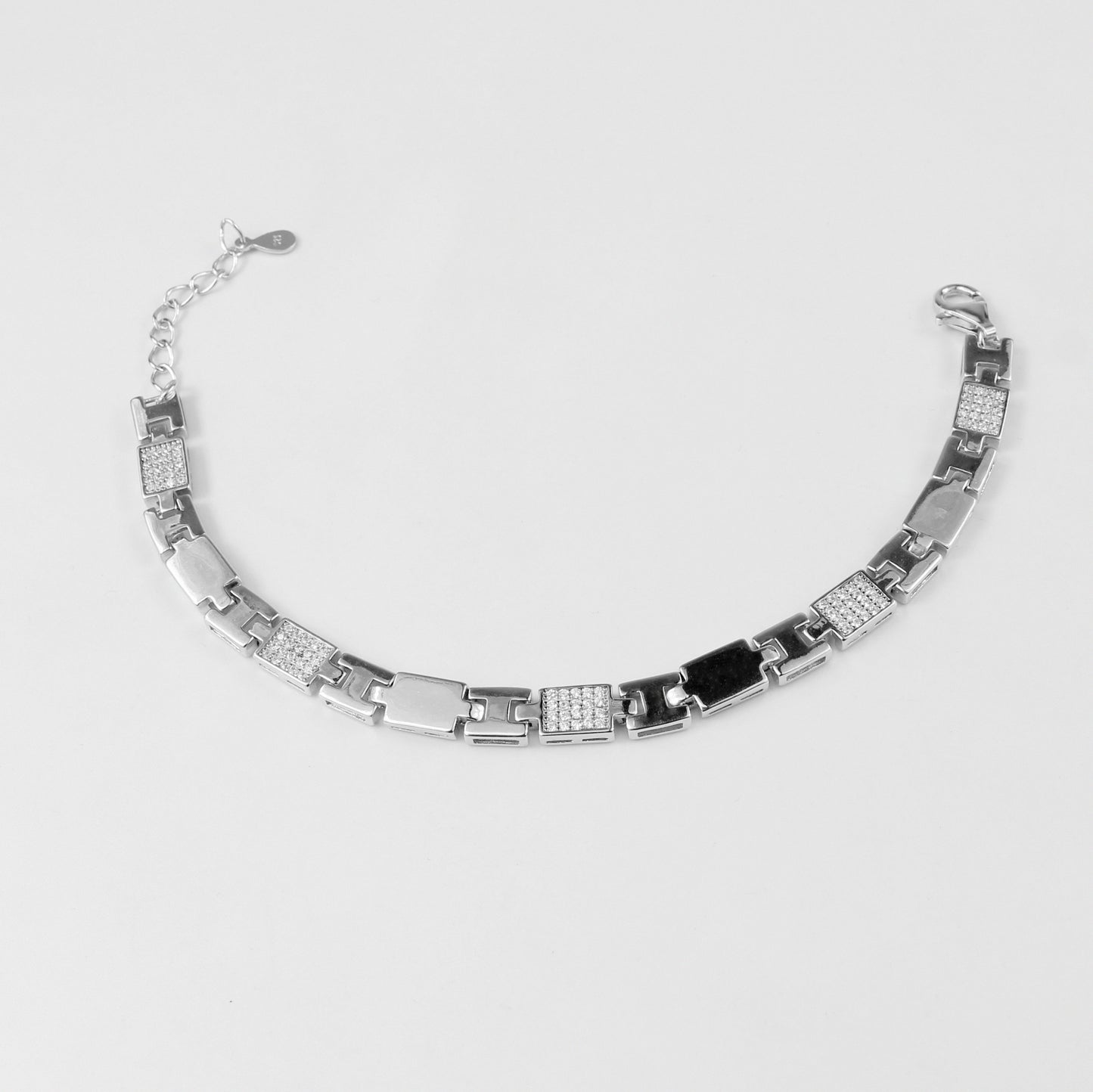 An exquisite 'Sierra Link' bracelet in 925 sterling silver, showcasing a refined interlocking motif that evokes strength and natural elegance.