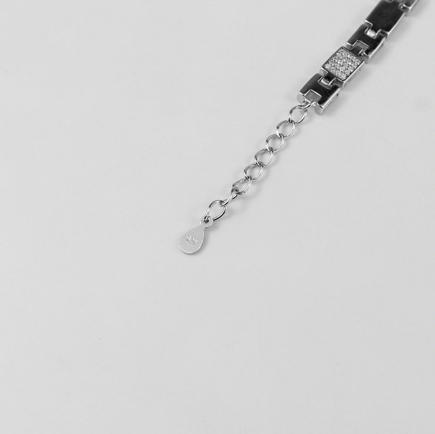 An exquisite 'Sierra Link' bracelet in 925 sterling silver, showcasing a refined interlocking motif that evokes strength and natural elegance.