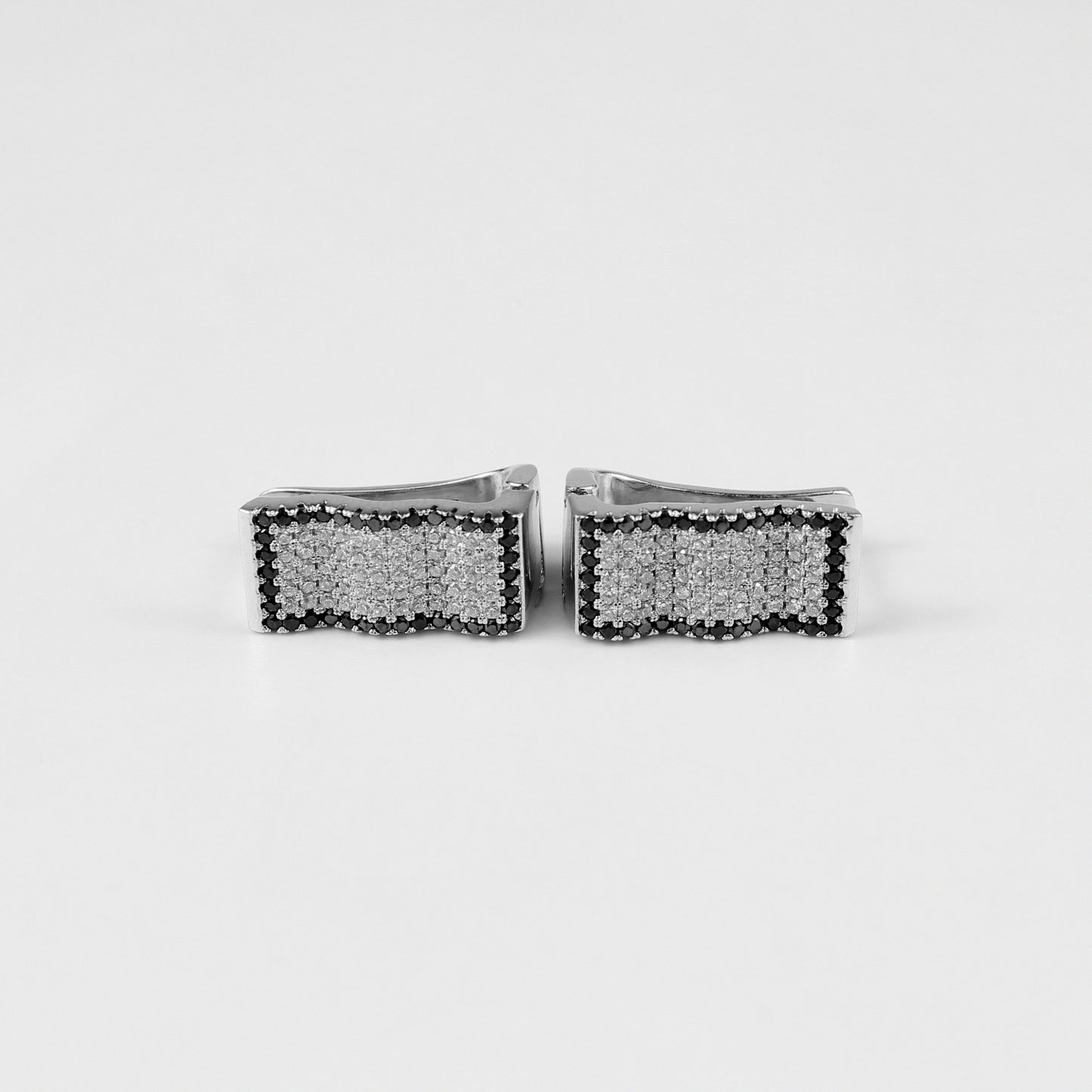 Elegant 925 sterling silver earrings featuring jagged, shard-like elements that sparkle with a stellar brilliance. A unique accessory for lovers of celestial motifs.