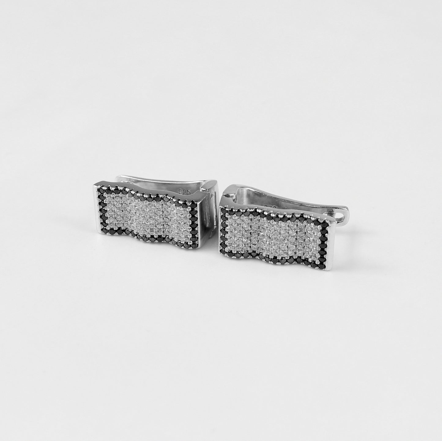 Elegant 925 sterling silver earrings featuring jagged, shard-like elements that sparkle with a stellar brilliance. A unique accessory for lovers of celestial motifs.
