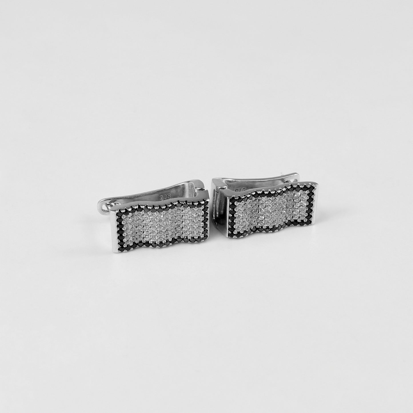 Elegant 925 sterling silver earrings featuring jagged, shard-like elements that sparkle with a stellar brilliance. A unique accessory for lovers of celestial motifs.
