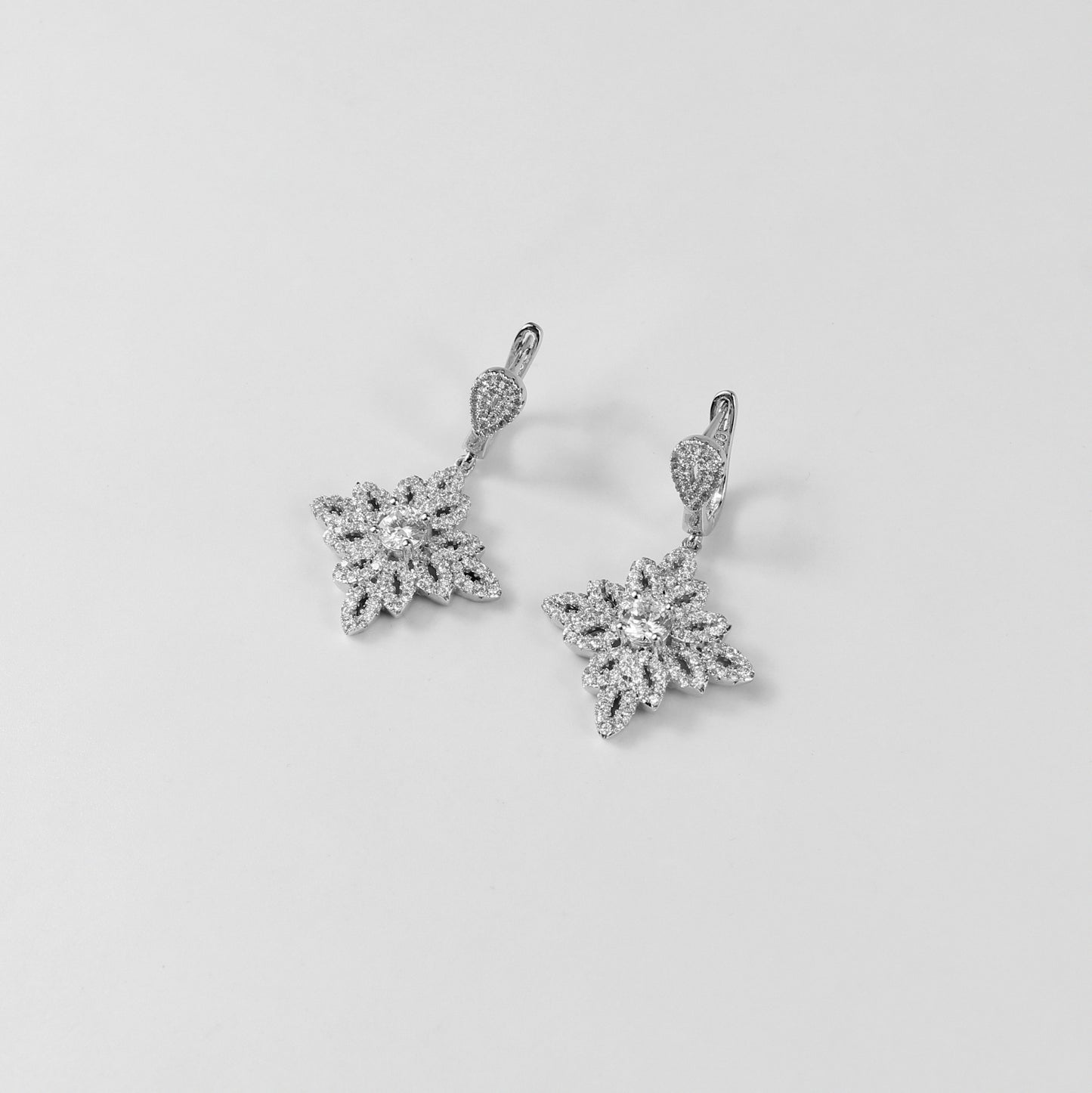 A pair of elegant 925 sterling silver ear studs inspired by ivy leaves, featuring frosty silver accents that evoke the beauty of winter's icy charm. These studs combine nature-inspired design with a sleek and modern aesthetic, perfect for adding a touch of sophistication to any ensemble.