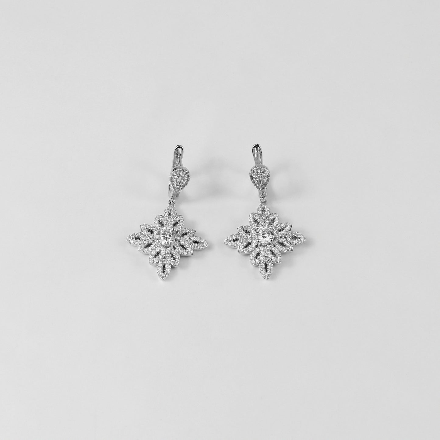 A pair of elegant 925 sterling silver ear studs inspired by ivy leaves, featuring frosty silver accents that evoke the beauty of winter's icy charm. These studs combine nature-inspired design with a sleek and modern aesthetic, perfect for adding a touch of sophistication to any ensemble.