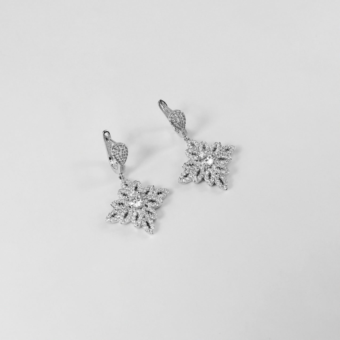 A pair of elegant 925 sterling silver ear studs inspired by ivy leaves, featuring frosty silver accents that evoke the beauty of winter's icy charm. These studs combine nature-inspired design with a sleek and modern aesthetic, perfect for adding a touch of sophistication to any ensemble.
