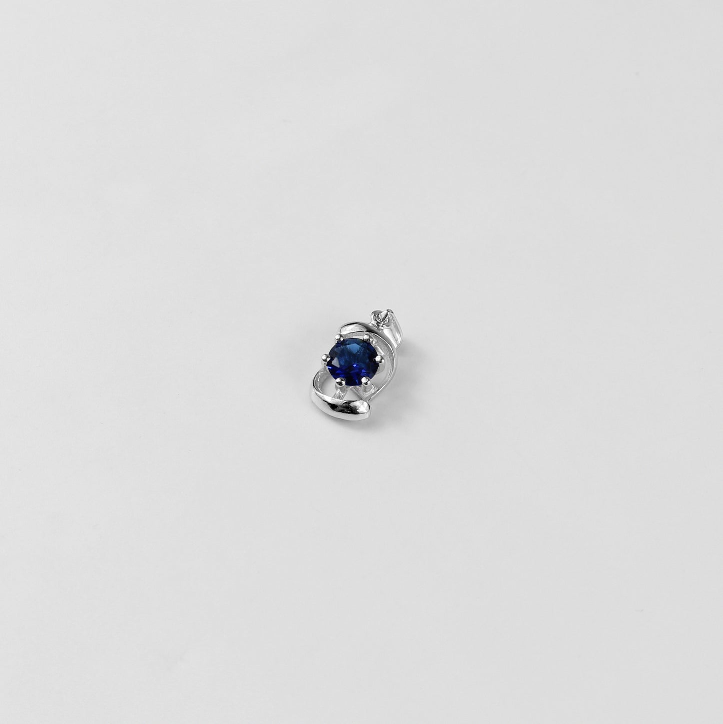 A striking necklace named 'Blue Echo,' crafted from 925 sterling silver. Its design features vibrant blue accents, evoking a sense of calm and sophistication with a modern edge.