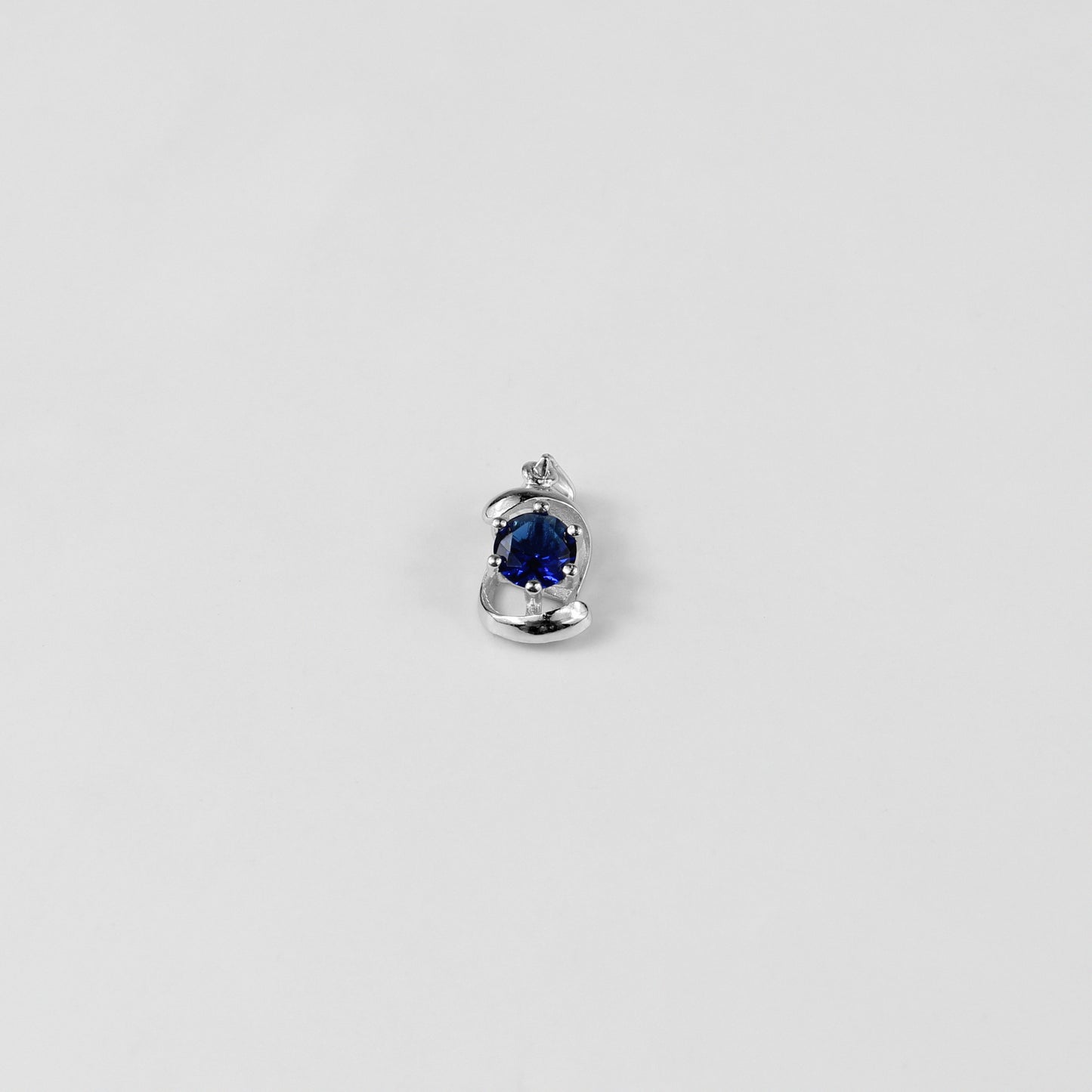 A striking necklace named 'Blue Echo,' crafted from 925 sterling silver. Its design features vibrant blue accents, evoking a sense of calm and sophistication with a modern edge.