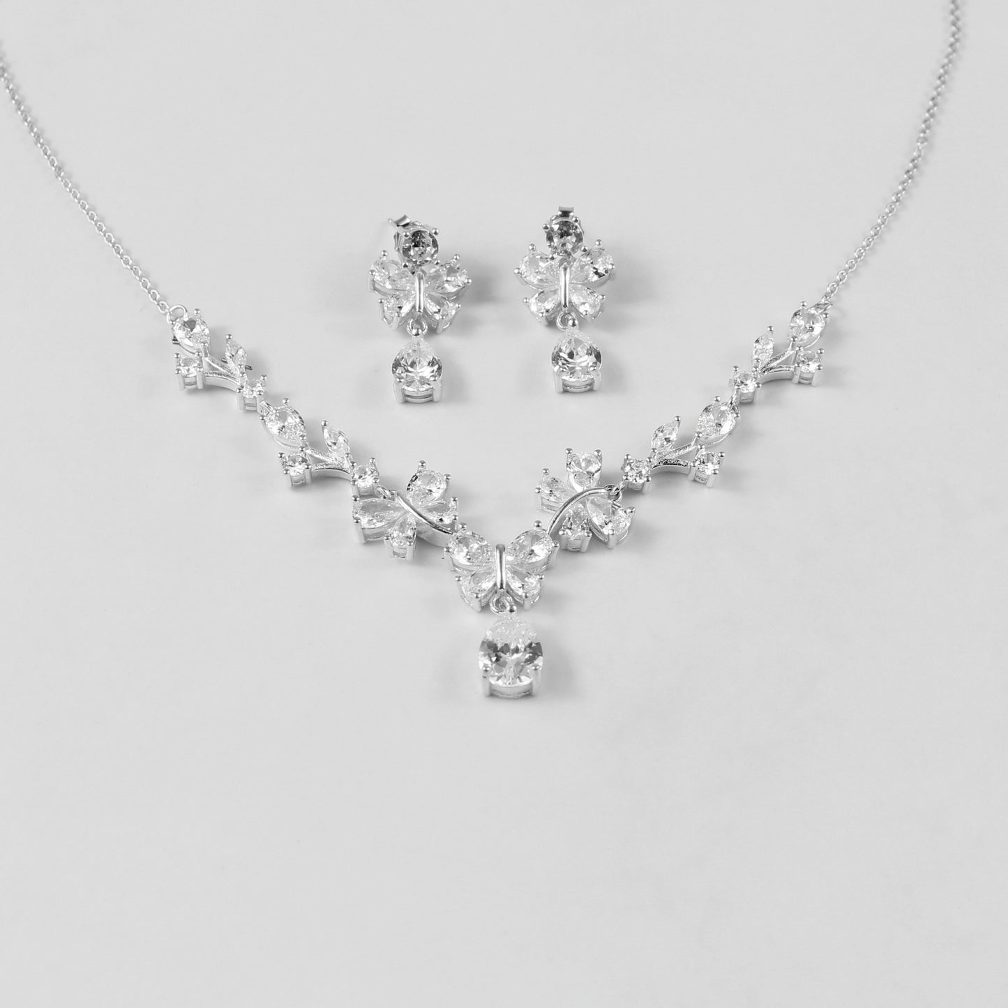 A sophisticated bracelet crafted from 925 sterling silver, featuring polished stones arranged in a harmonious pattern. The 'Harmony Stones' design exudes elegance and balance, perfect for any occasion.