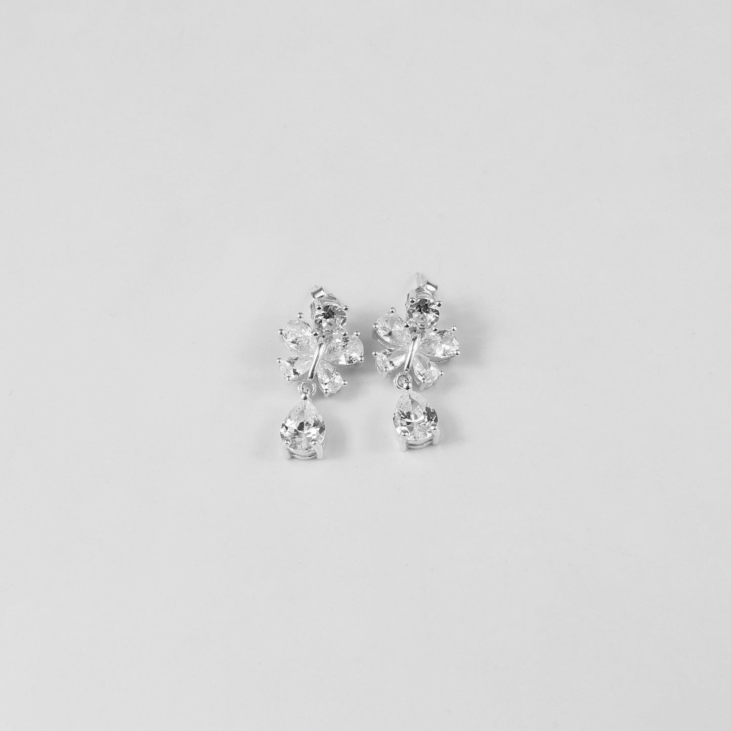 A sophisticated bracelet crafted from 925 sterling silver, featuring polished stones arranged in a harmonious pattern. The 'Harmony Stones' design exudes elegance and balance, perfect for any occasion.