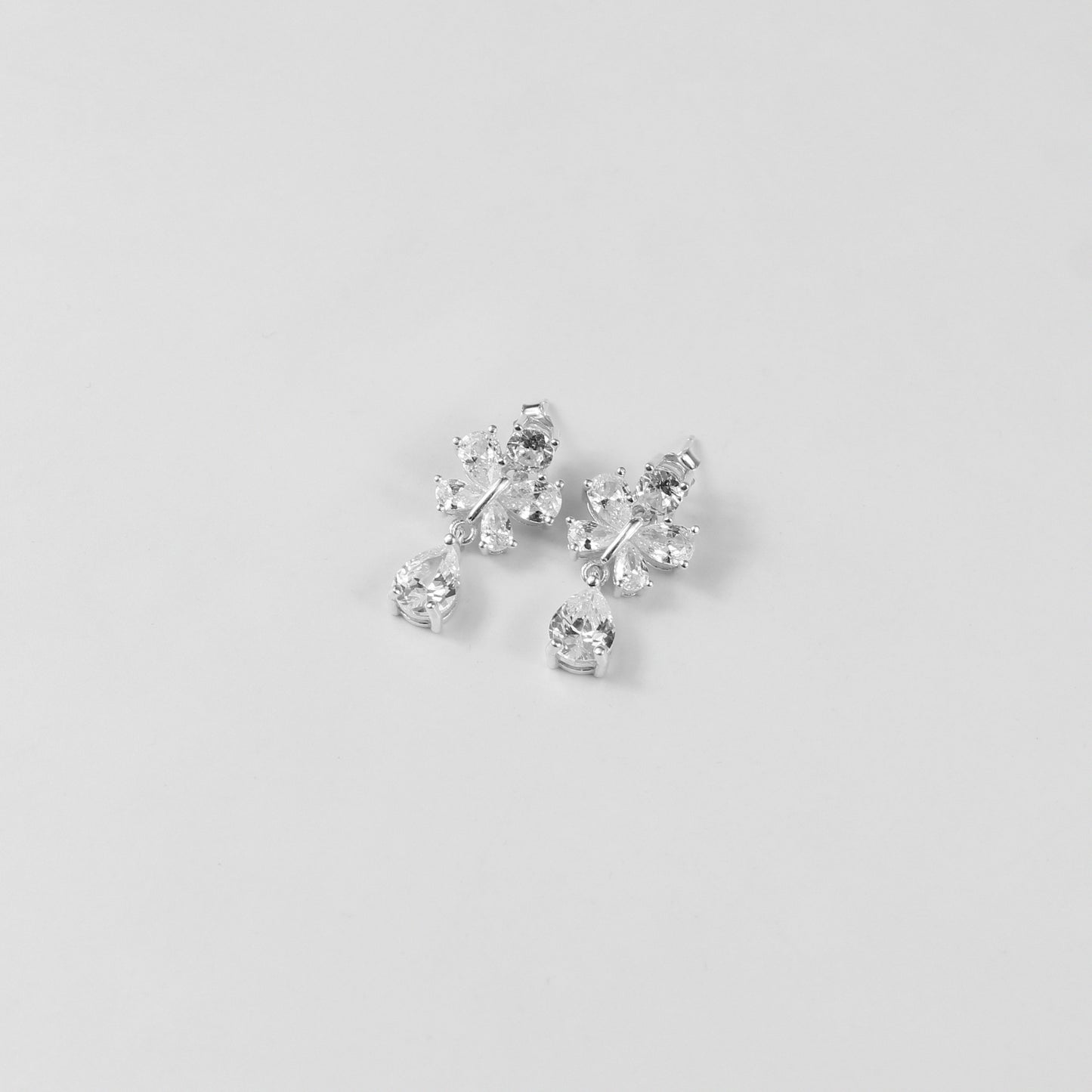 A sophisticated bracelet crafted from 925 sterling silver, featuring polished stones arranged in a harmonious pattern. The 'Harmony Stones' design exudes elegance and balance, perfect for any occasion.