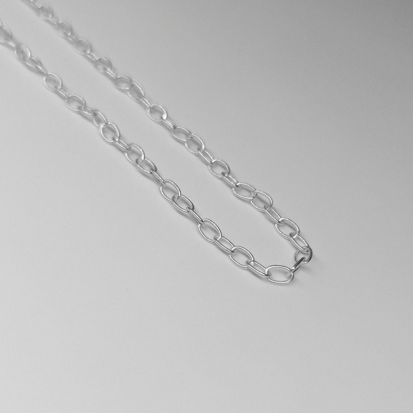 Oval Link Necklace - A stylish 925 sterling silver necklace by GetTheJuice, showcasing an elegant series of interconnected oval links that enhance any ensemble with sophistication.