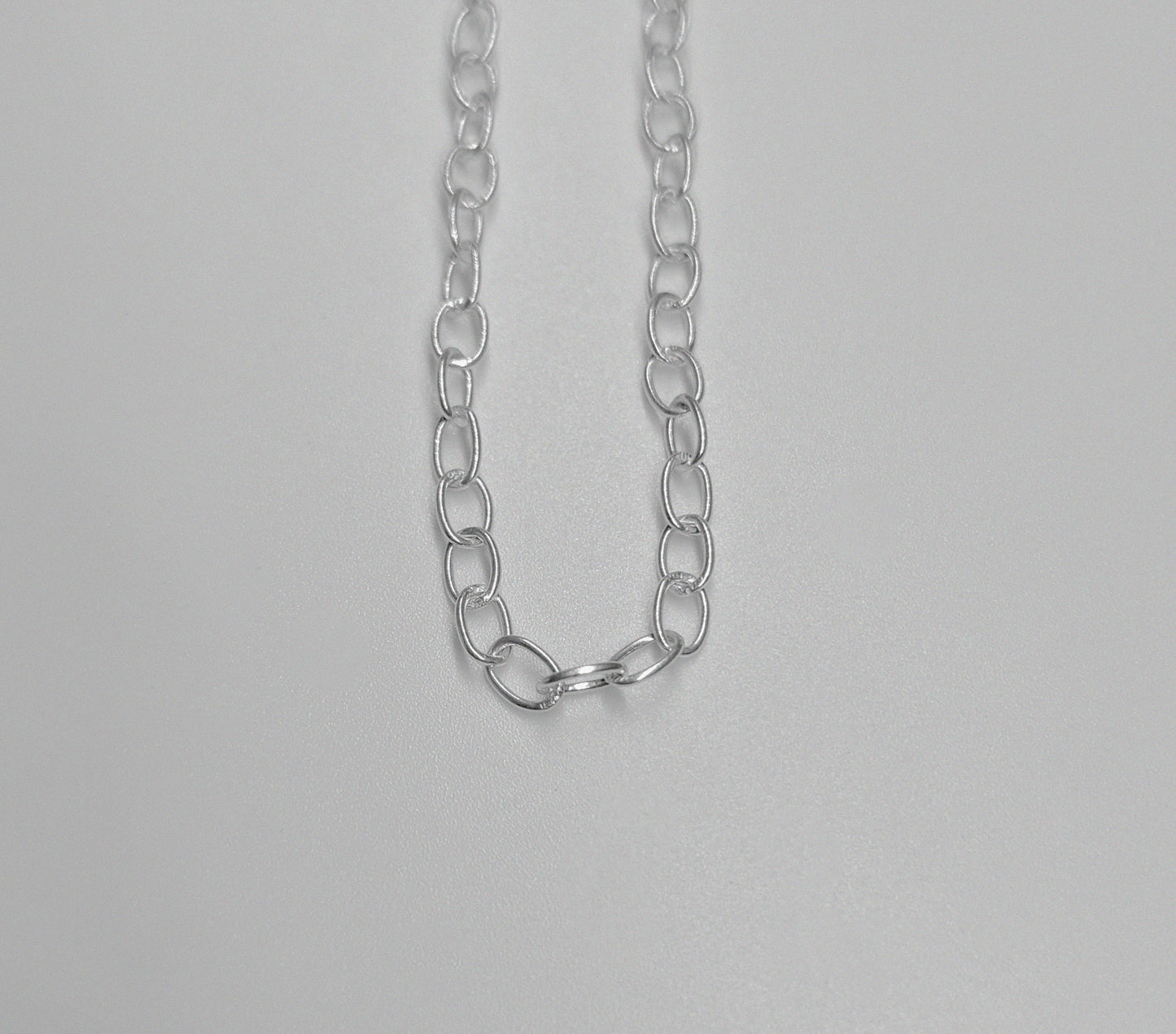 Oval Link Necklace - A stylish 925 sterling silver necklace by GetTheJuice, showcasing an elegant series of interconnected oval links that enhance any ensemble with sophistication.