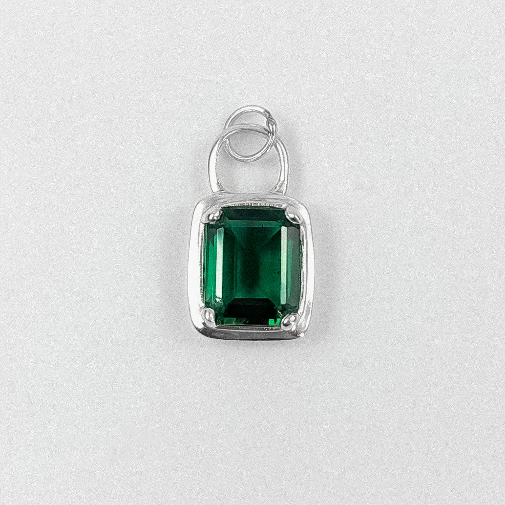 Dream Green Pendant - An exquisite 925 sterling silver pendant by GetTheJuice, with a radiant green gem that captures the essence of nature's beauty, making a sophisticated statement.