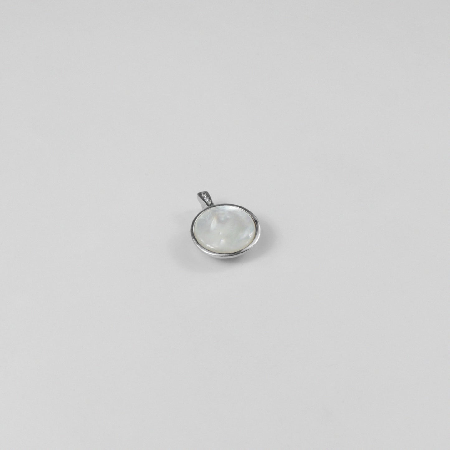 Epicenter Glow Pendant - A stunning 925 sterling silver pendant by GetTheJuice, showcasing a central glowing stone that captures attention and adds a sense of refined sophistication.