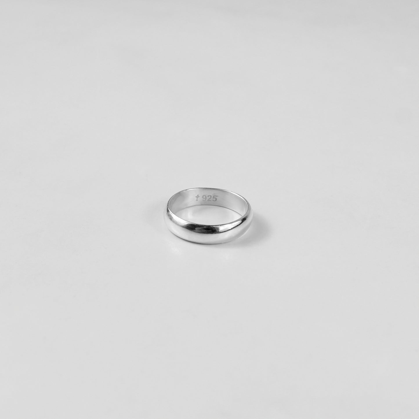 Close-up of the GETTHEJUICE Arcadian Grace Ring: a 925 sterling-silver band featuring intertwining vine-like filigree and a subtle hammered texture, polished to a soft, luminous sheen.