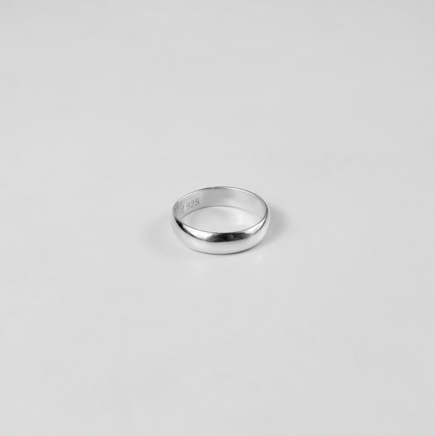 Close-up of the GETTHEJUICE Arcadian Grace Ring: a 925 sterling-silver band featuring intertwining vine-like filigree and a subtle hammered texture, polished to a soft, luminous sheen.