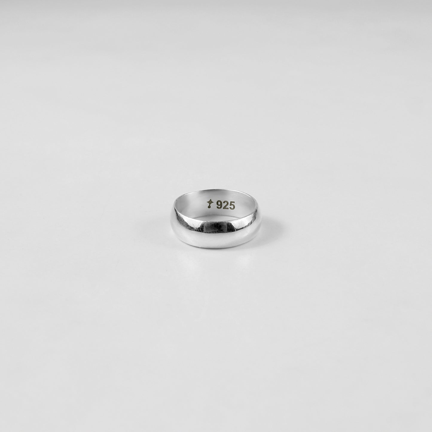Close-up of the GETTHEJUICE Arcadian Grace Ring: a 925 sterling-silver band featuring intertwining vine-like filigree and a subtle hammered texture, polished to a soft, luminous sheen.
