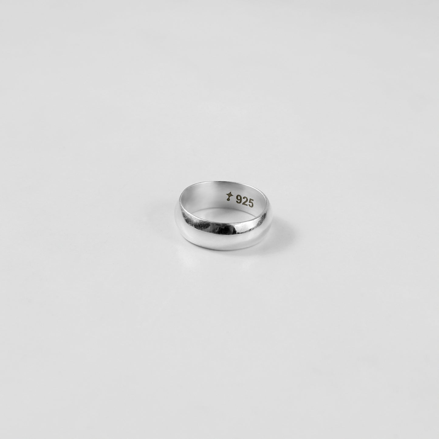 Close-up of the GETTHEJUICE Arcadian Grace Ring: a 925 sterling-silver band featuring intertwining vine-like filigree and a subtle hammered texture, polished to a soft, luminous sheen.