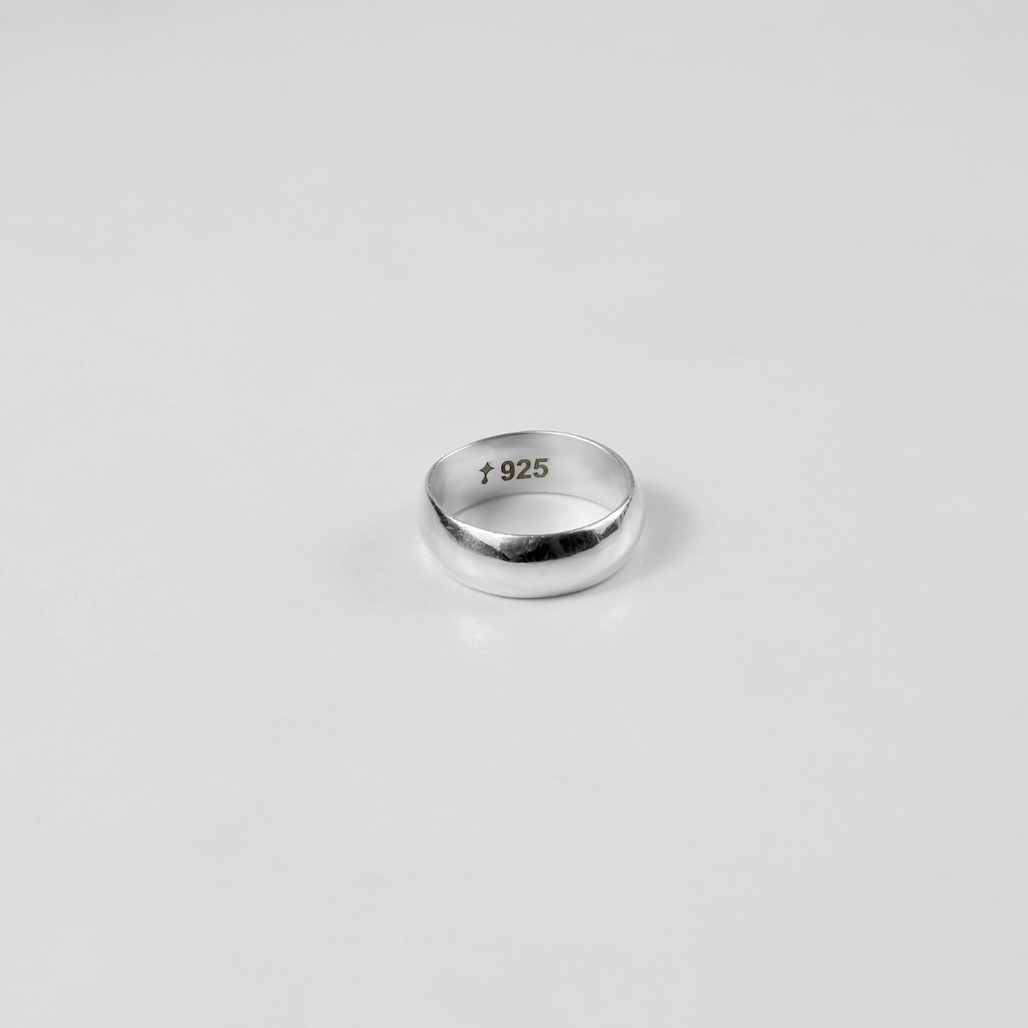 Close-up of the GETTHEJUICE Arcadian Grace Ring: a 925 sterling-silver band featuring intertwining vine-like filigree and a subtle hammered texture, polished to a soft, luminous sheen.