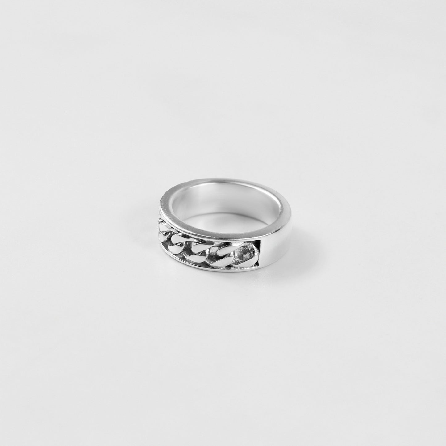 A stunning Chain of Elegance Ring made from 925 sterling silver, perfect for adding a touch of contemporary charm to any ensemble.