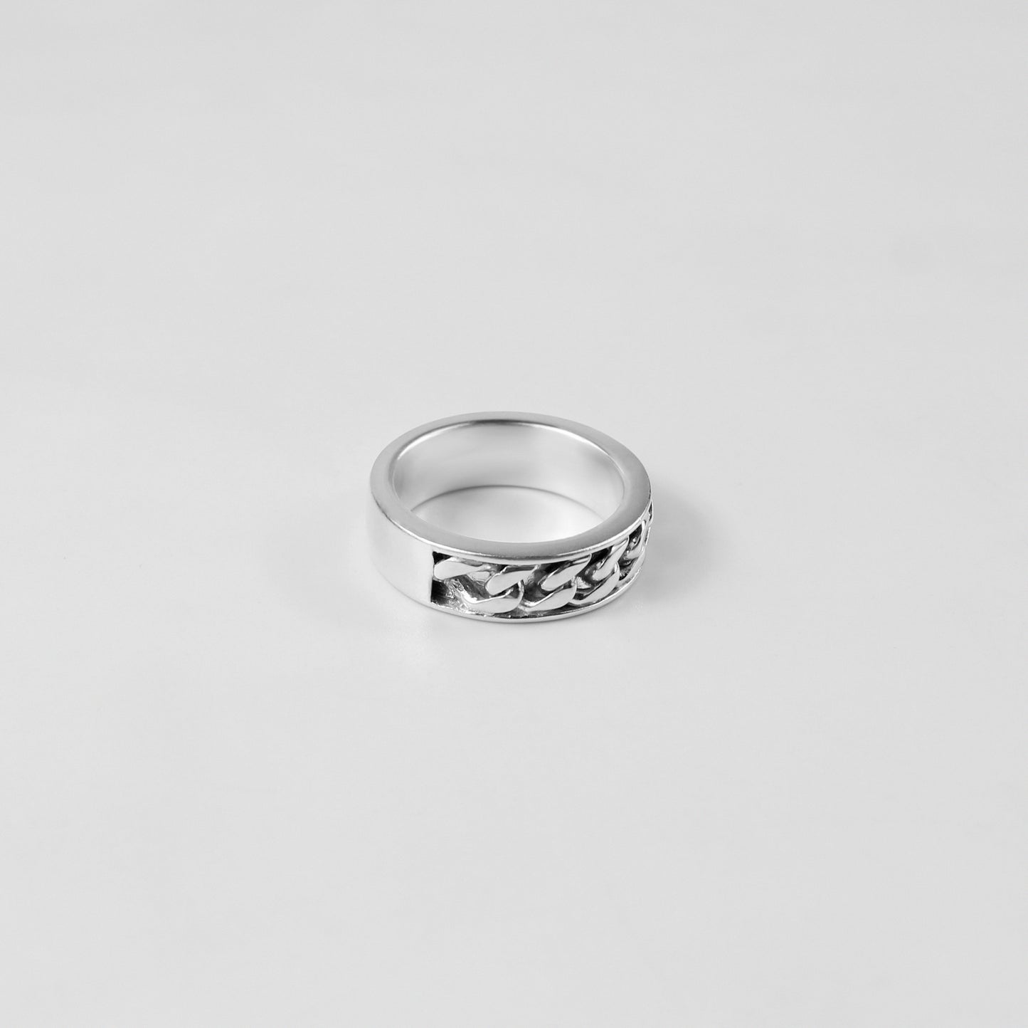 A stunning Chain of Elegance Ring made from 925 sterling silver, perfect for adding a touch of contemporary charm to any ensemble.
