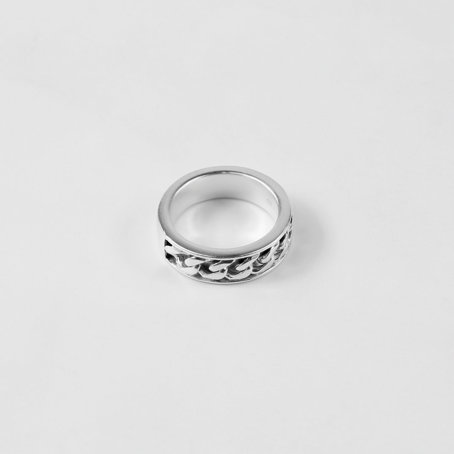 A stunning Chain of Elegance Ring made from 925 sterling silver, perfect for adding a touch of contemporary charm to any ensemble.