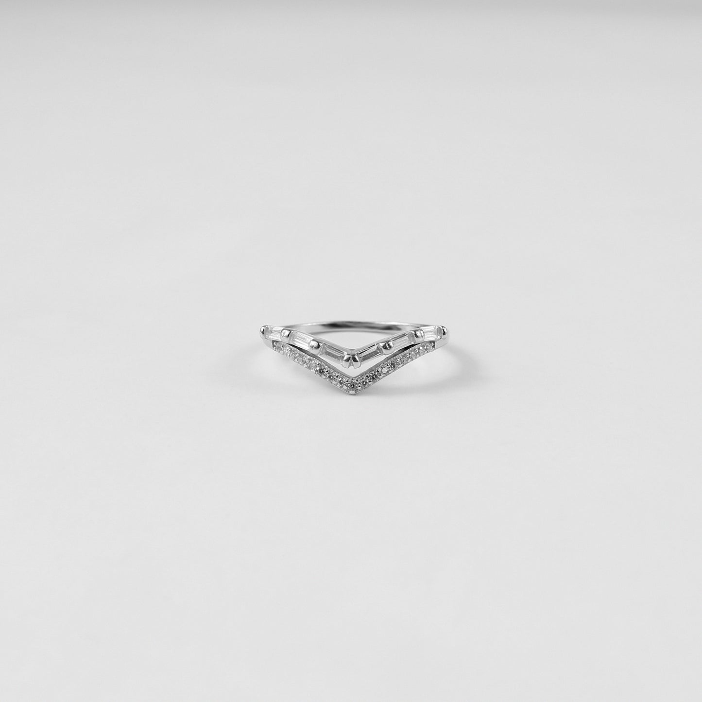 A stunning Mystic Splendor Ring made from 925 sterling silver, perfect for those seeking a touch of mystery and refinement.