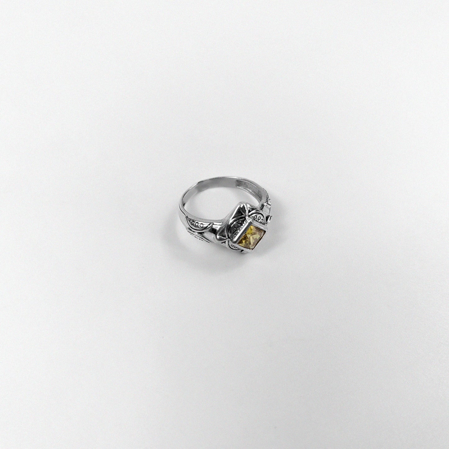 925 sterling silver vintage-inspired ring featuring a radiant design with a glowing gemstone, named 'Sunshine Glow Vintage Ring.