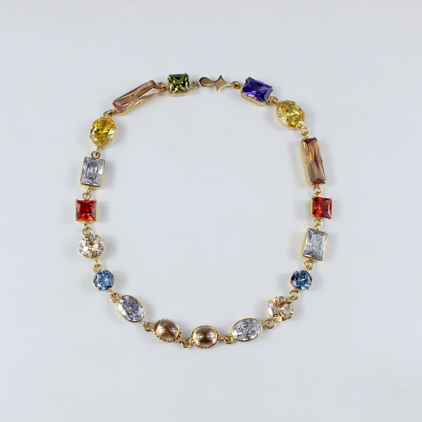 An elegant brass necklace plated with 18k gold, adorned with a dazzling gemstone centerpiece. This timeless piece combines luxurious materials with a classic design, perfect for adding a touch of sophistication to any outfit.