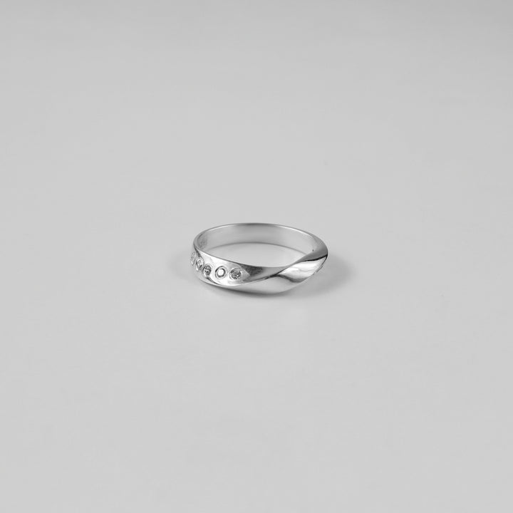 Curved Cascade Ring