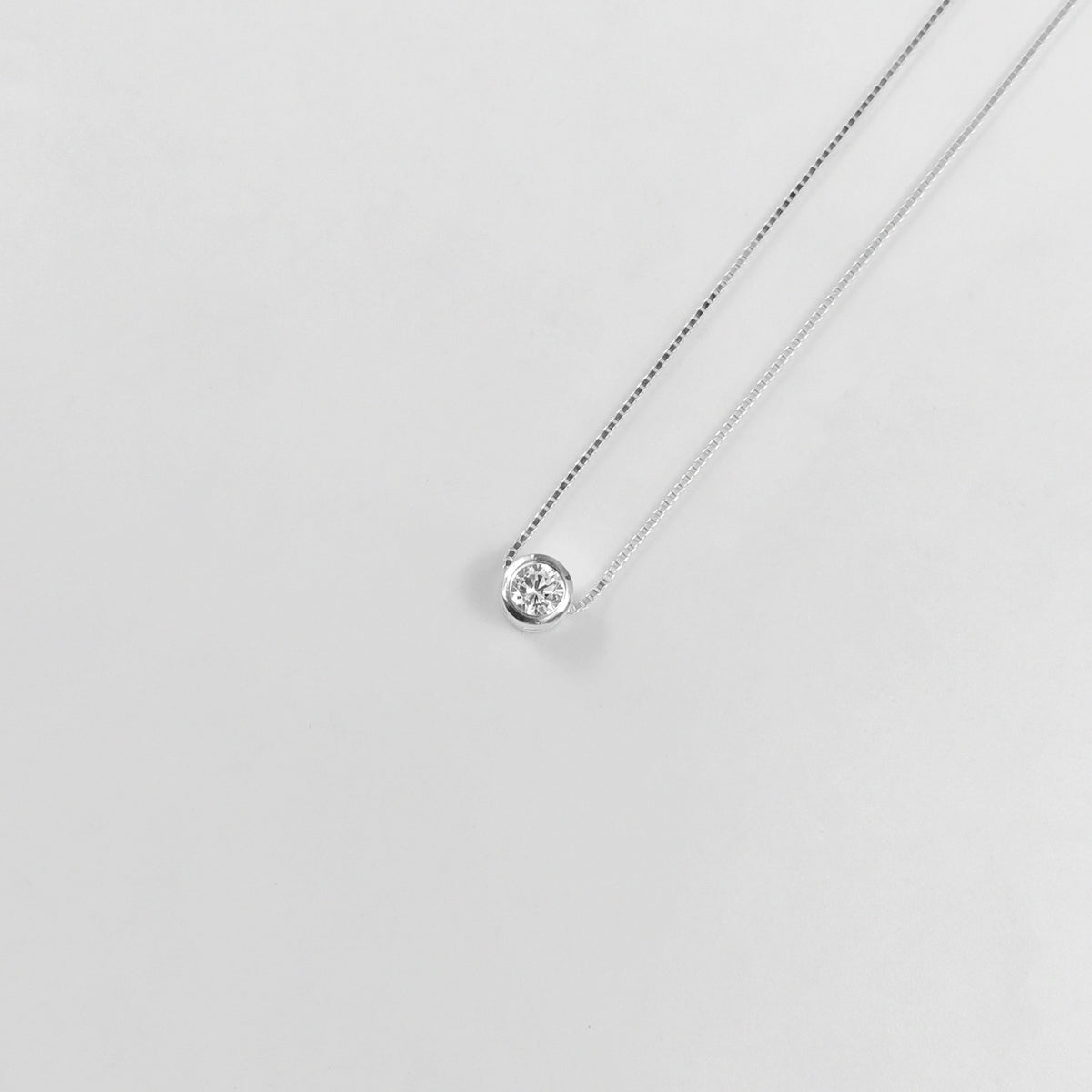 Cylinder Gem Necklace (White)