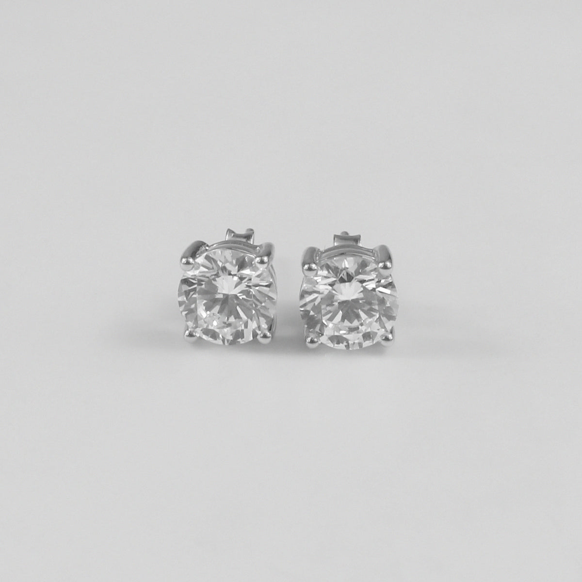 Round Brilliant Ear Studs