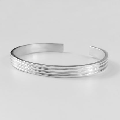 Patterned Pulse Bracelet - An elegant 925 sterling silver bracelet by GetTheJuice, featuring a unique patterned design that adds a rhythmic touch of sophistication and style to any wrist.