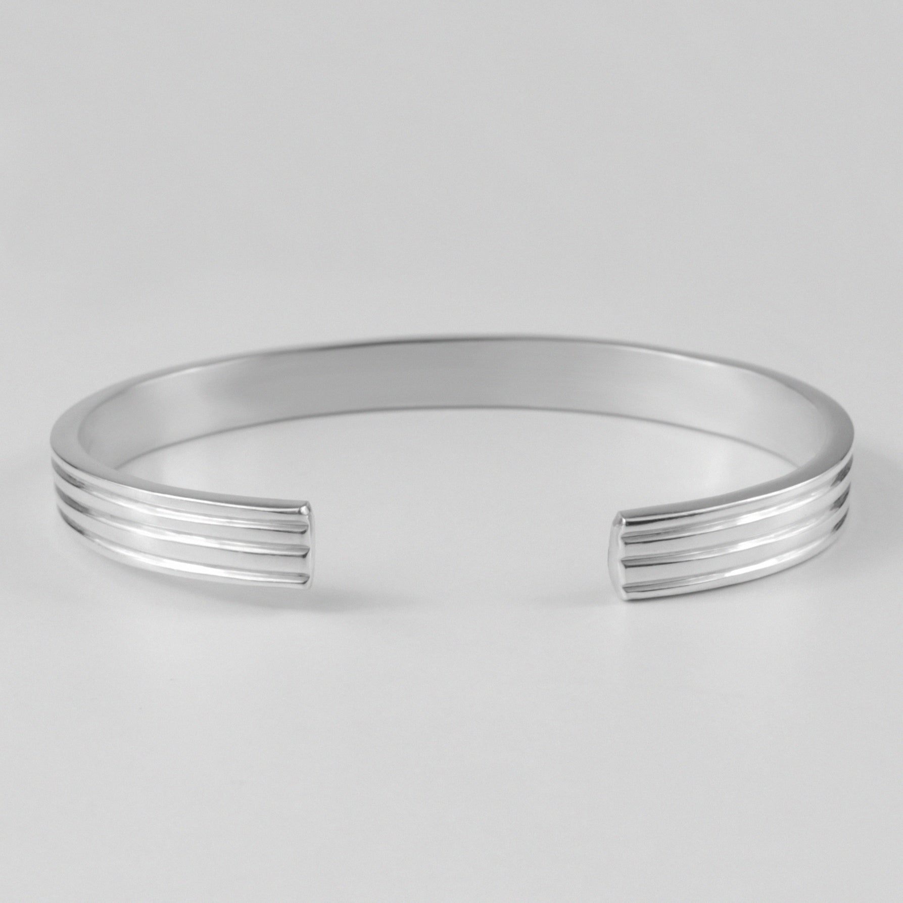 Patterned Pulse Bracelet - An elegant 925 sterling silver bracelet by GetTheJuice, featuring a unique patterned design that adds a rhythmic touch of sophistication and style to any wrist.