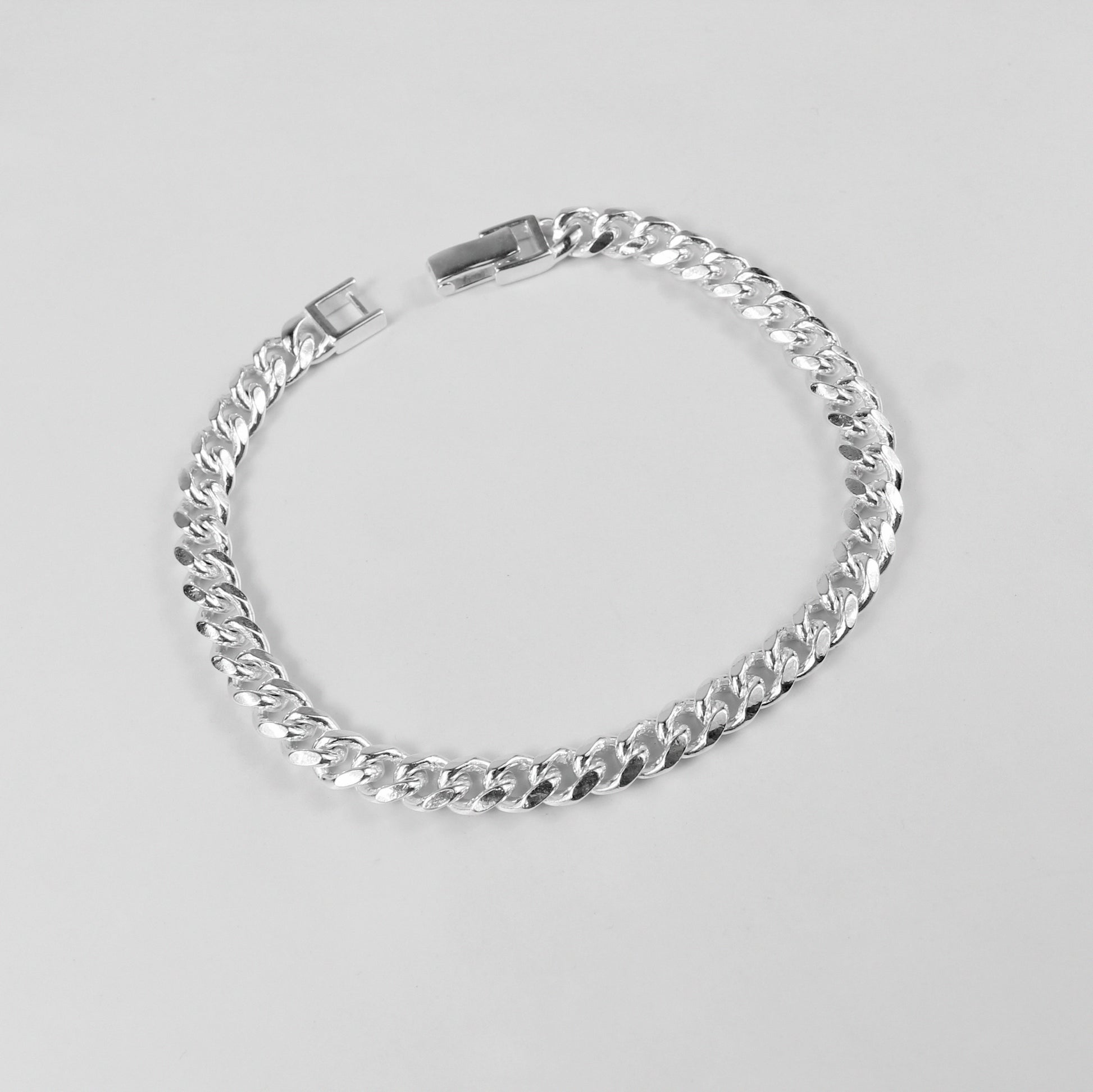A sophisticated 'Royal Weave' bracelet, made from 925 sterling silver, blending intricate craftsmanship with a majestic woven design.