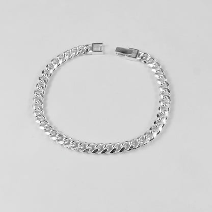 A sophisticated 'Royal Weave' bracelet, made from 925 sterling silver, blending intricate craftsmanship with a majestic woven design.