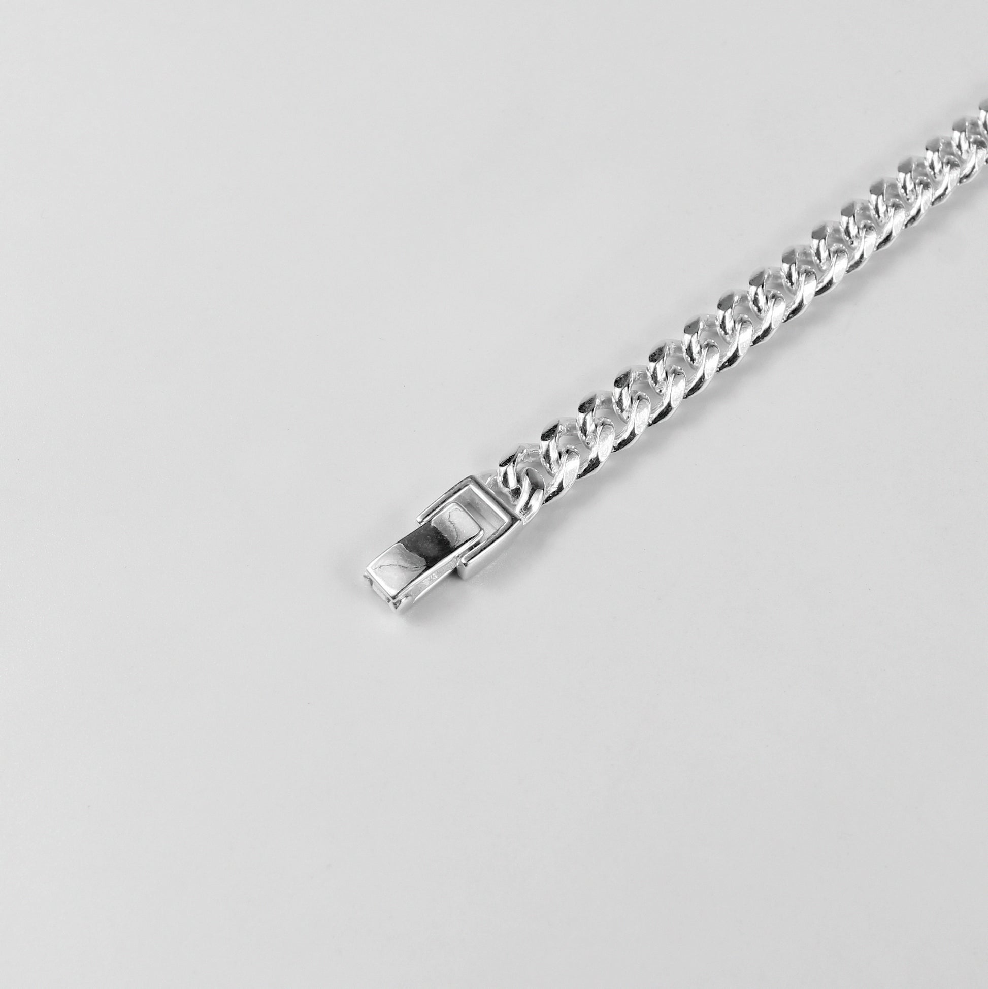 A sophisticated 'Royal Weave' bracelet, made from 925 sterling silver, blending intricate craftsmanship with a majestic woven design.