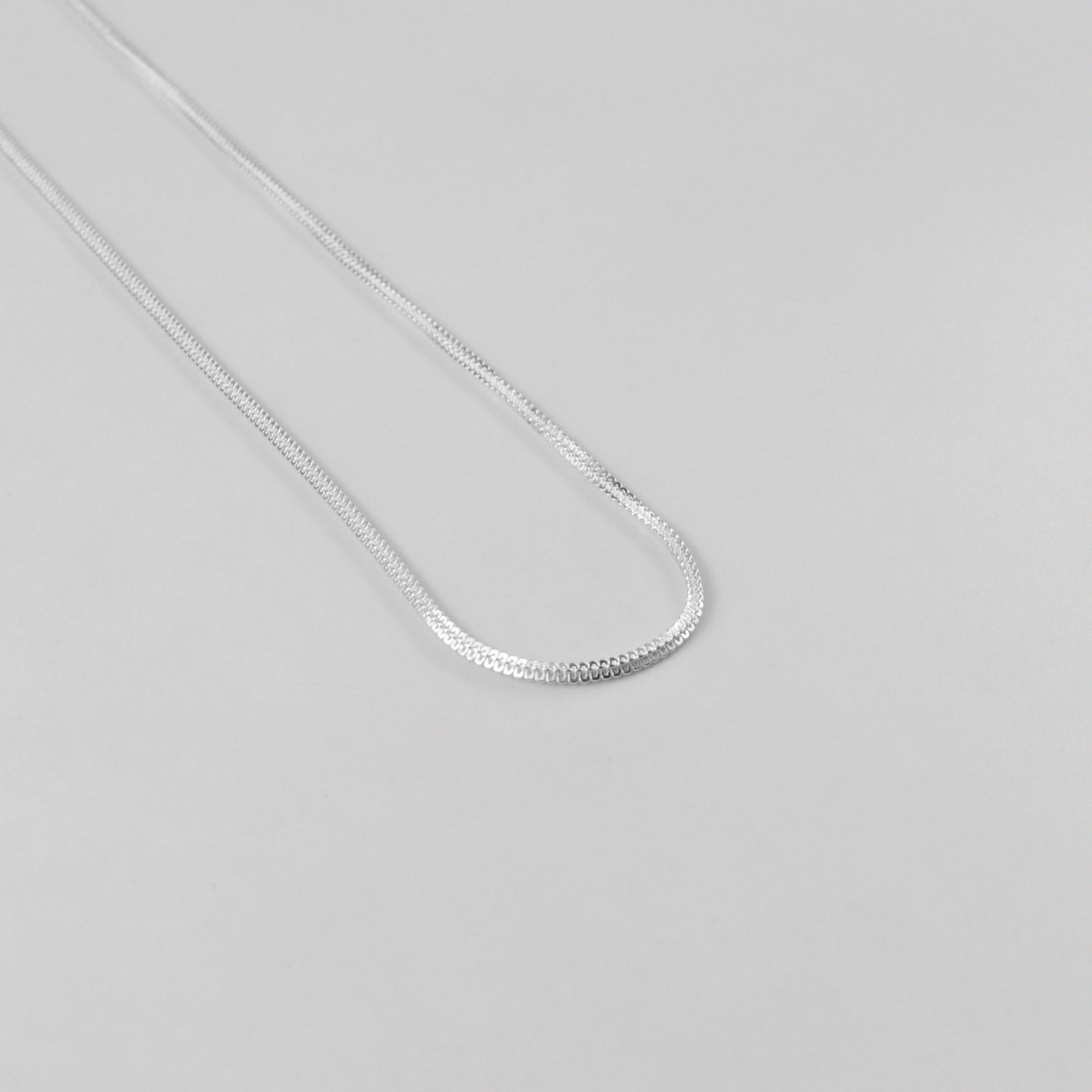 Gleaming Link Necklace - A dazzling 925 sterling silver necklace by GetTheJuice, featuring polished links that catch the light beautifully, adding a touch of brilliance to any outfit.