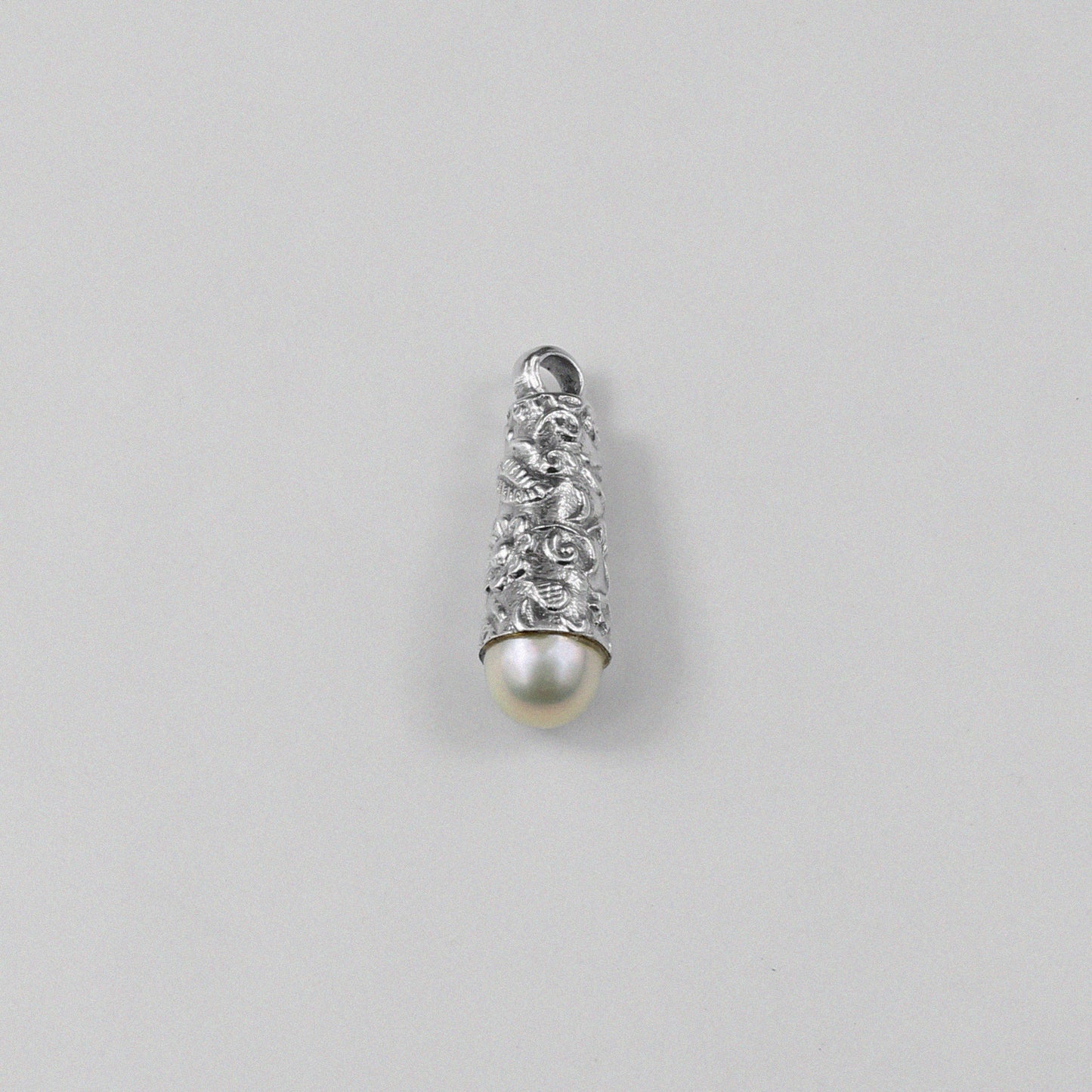 Antique Pearl Pendant - An elegant 925 sterling silver pendant by GetTheJuice, featuring a timeless pearl design encased in a vintage-inspired setting, adding a touch of classic sophistication to any look.