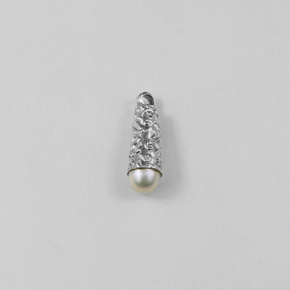 Antique Pearl Pendant - An elegant 925 sterling silver pendant by GetTheJuice, featuring a timeless pearl design encased in a vintage-inspired setting, adding a touch of classic sophistication to any look.